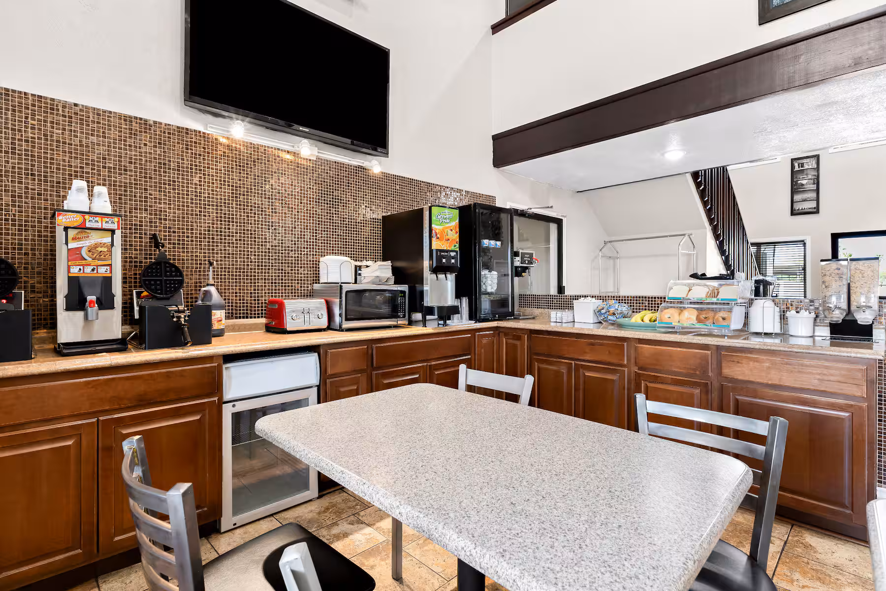 Super 8 Goodyear photo 4